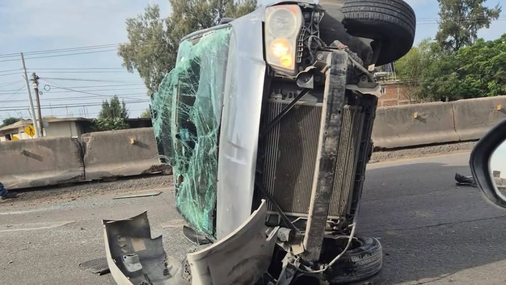 Volcadura en carretera Irapuato-Silao paraliza tráfico