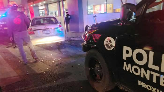 Choque entre patrulla y auto deja dos lesionados en el Centro de Monterrey