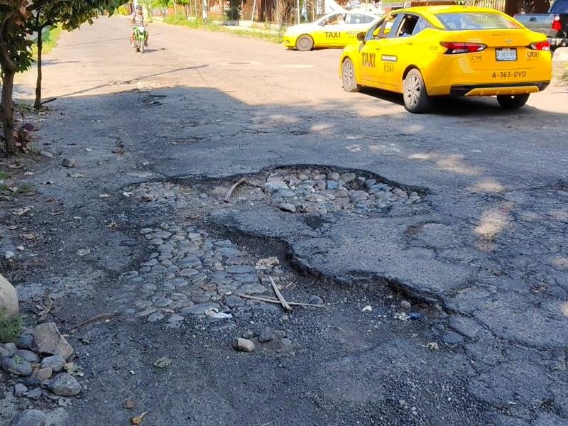 Ayuntamiento de Colima tiene abandonada la calle Sóstenes Rocha, en La Albarrada