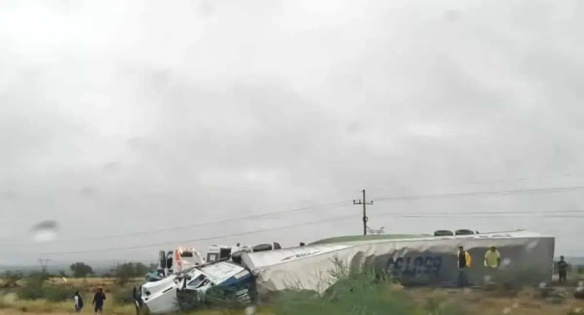 Vuelco de tráiler en carretera Hermosillo-Magdalena causa largas filas