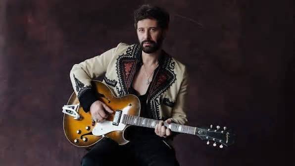 Adanowsky vuelve a Tijuana para revivir los discos que marcaron su carrera