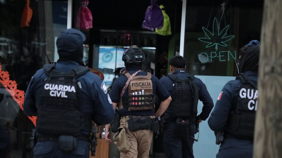 Dos detenidos, presunta marihuana y más de 9 mil pesos asegurados en Morelia