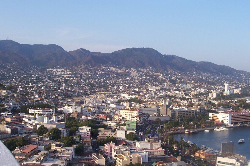 Acapulco apuesta por los taxis eléctricos, pero la CFE tiene un problema: están robando la energía para cargarlos