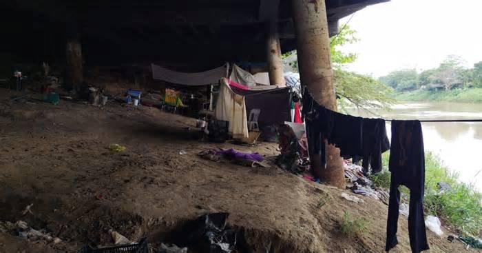 Desalojan campamento improvisado de migrantes y personas en situación de calle en Villahermosa