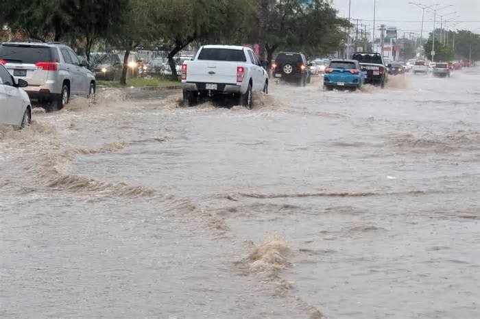 Hermosillo registra cierres de calles por las lluvias en Paseo Río Sonora Norte y en República de Honduras con Perimetral Norte, por lo que 