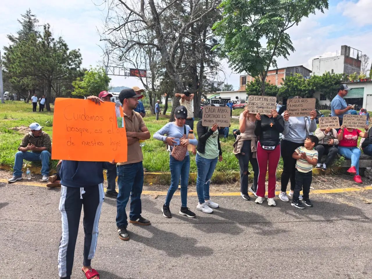 Bloquean comuneros de Tacámbaro la carretera Morelia-Pátzcuaro en defensa del manantial Cutzaróndiro
