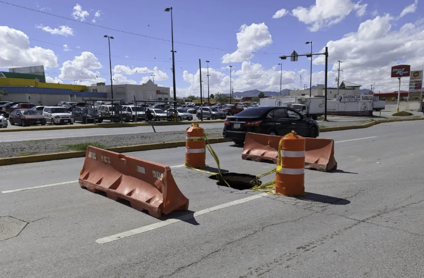 Se forma un socavón en la ‘Jilo’, reduce el tráfico en Ciudad Juárez