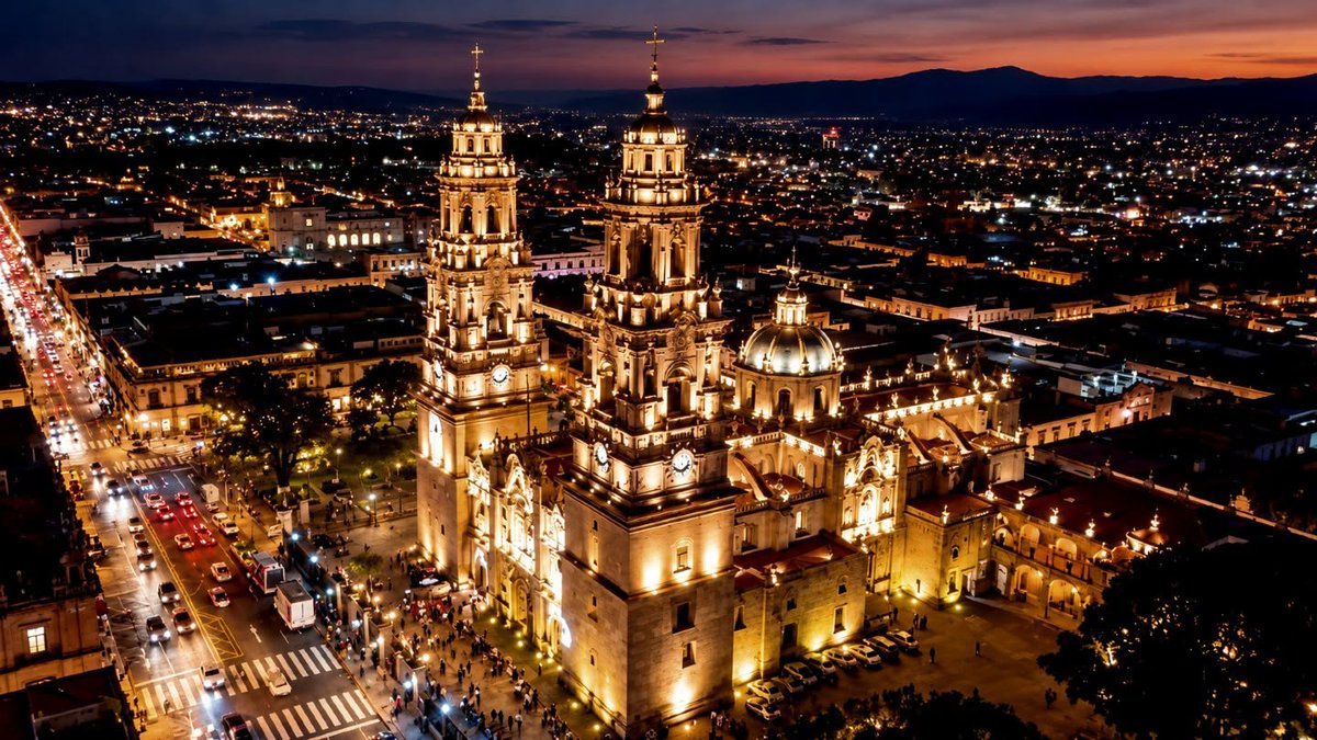 Siglos después, sigue dominando Morelia: la Catedral ilumina las noches del Centro Histórico