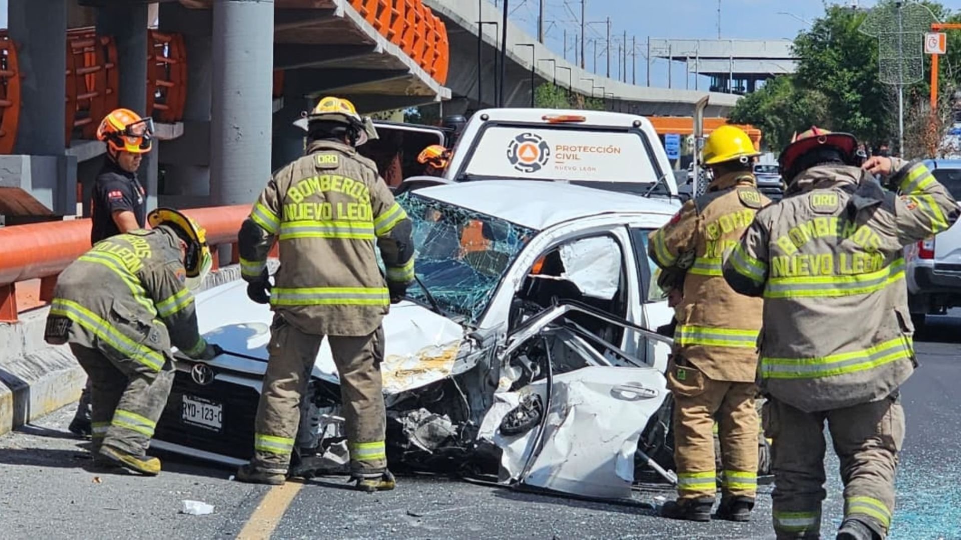 Hombre Queda Lesionado Tras Chocar en Av. Morones Prieto en Monterrey, NL