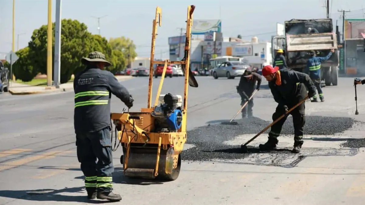 Saltillo repara pavimento en avenida Presidente Cárdenas y otras vialidades