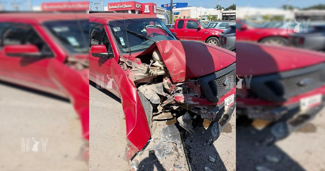 Destroza camioneta al chocar contra poste de CFE en Tampico