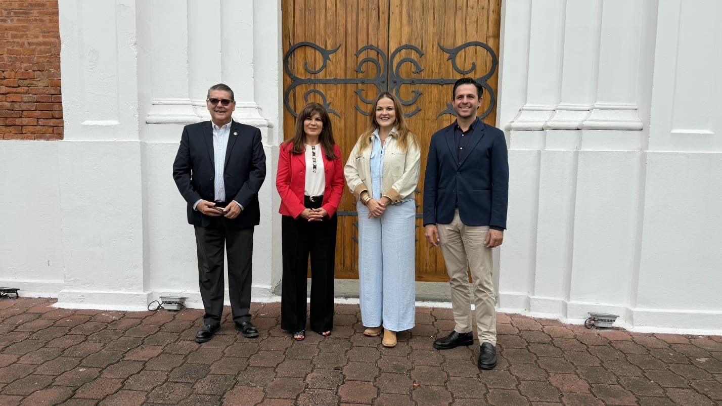Alcaldesa Cecilia Patrón Laviada firmó un convenio de colaboración con el alcalde José Luis Oliveros Usabiaga, de Apaseo el Grande, Guanajua
