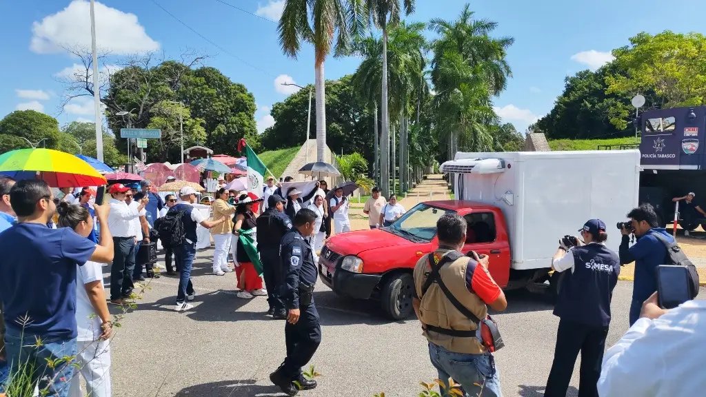 Bloqueo en Paseo Tabasco provoca caos vial y molestia de conductores
