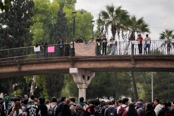 Doble protesta en Saltillo: Alumnos del Tec e IMSS bloquean avenidas