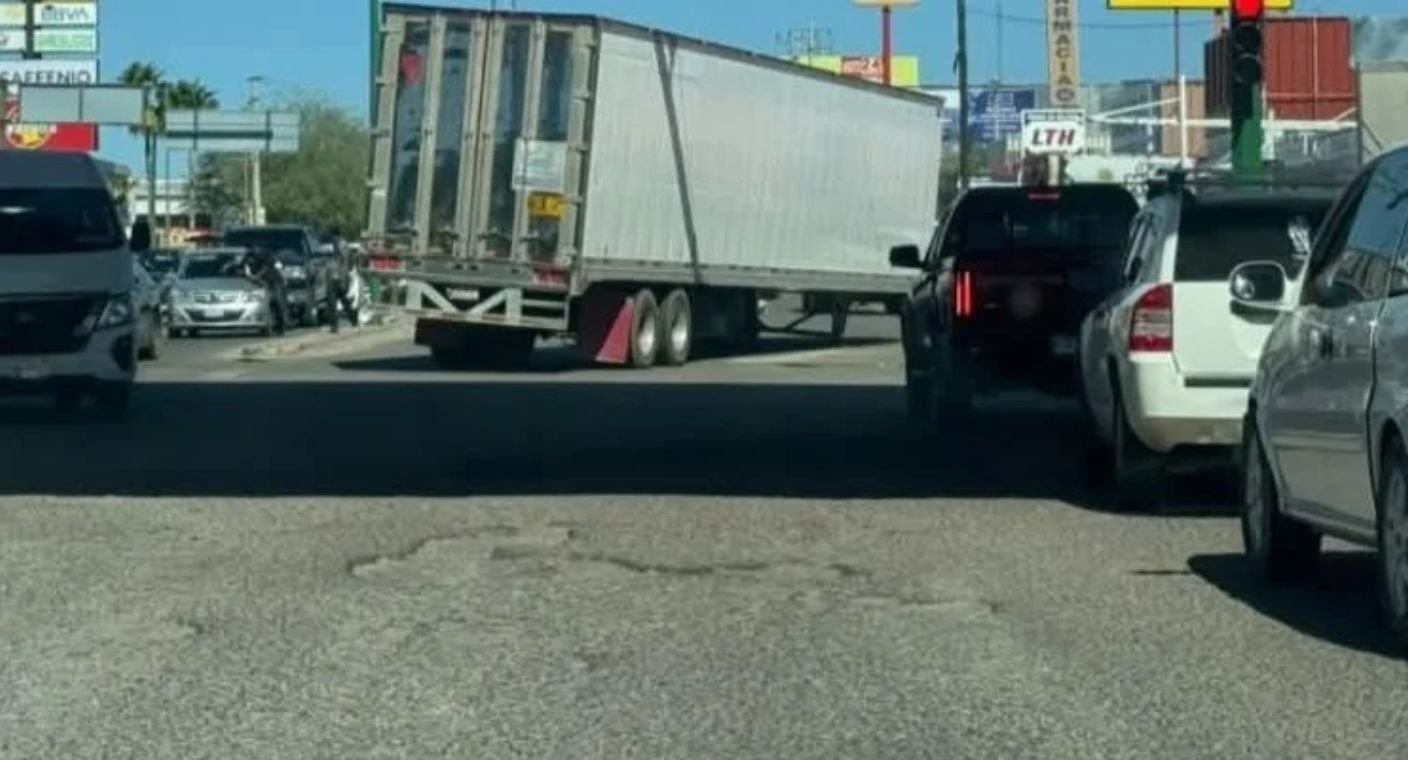 Se desprende caja de tráiler en vía pública al poniente de Hermosillo