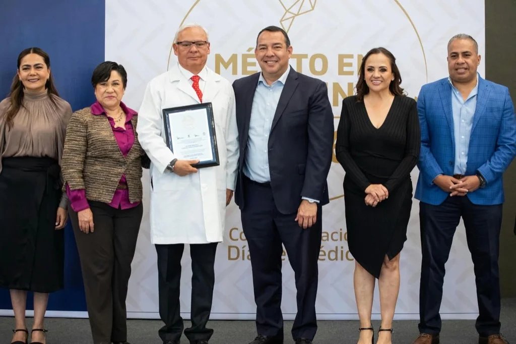 San Juan del Río entrega reconocimiento a 17 profesionales médicos