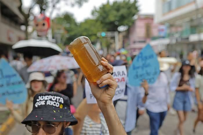 La indignación aumenta en Guadalajara ante la crisis por el agua sucia: “¿Por qué tienen a la ciudadanía tragando agua con mierda?”