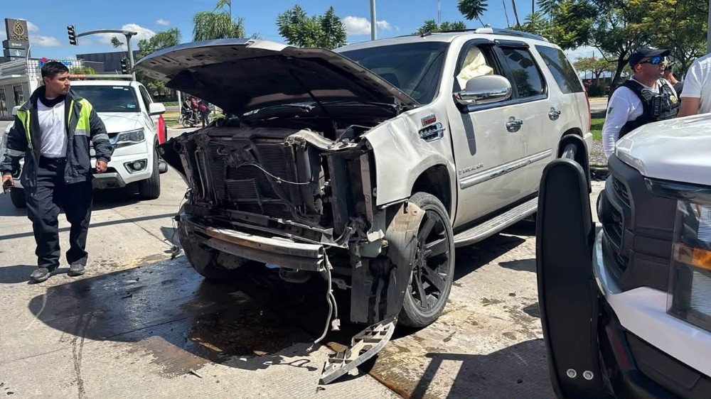 Quedan prensados y sus dos hijas resultan heridas tras fuerte choque en Irapuato