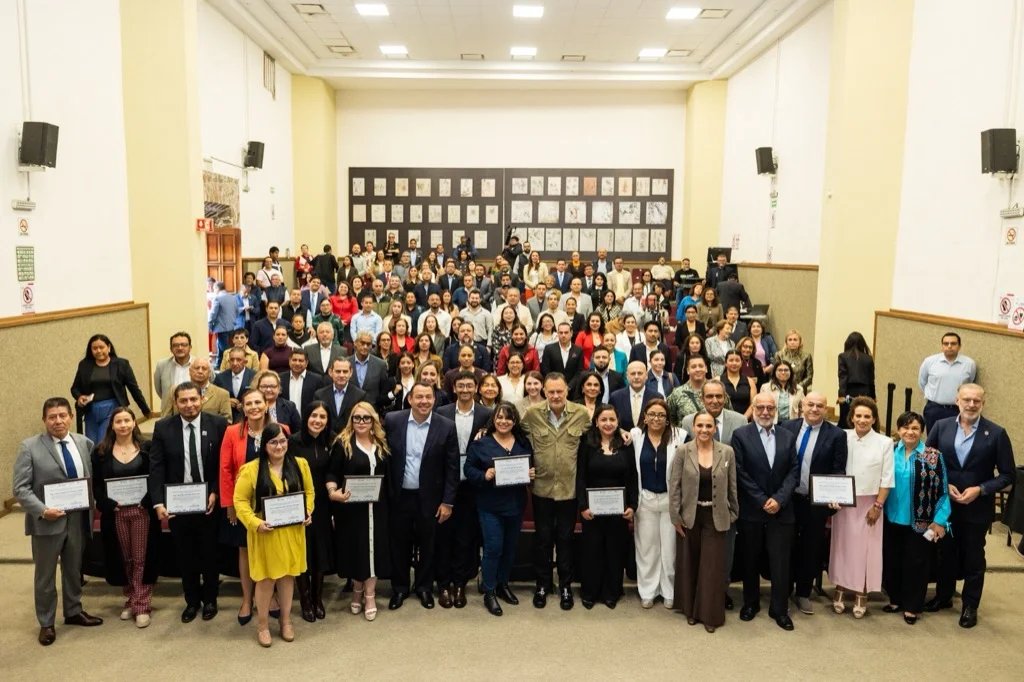 Gobernador Mauricio Kuri reconoce a profesionistas en San Juan del Río