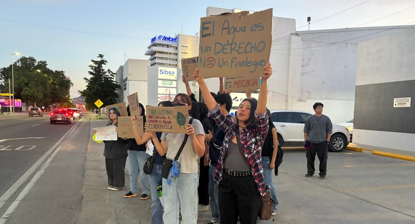 Marchan jóvenes en Hermosillo para exigir mejor servicio de agua